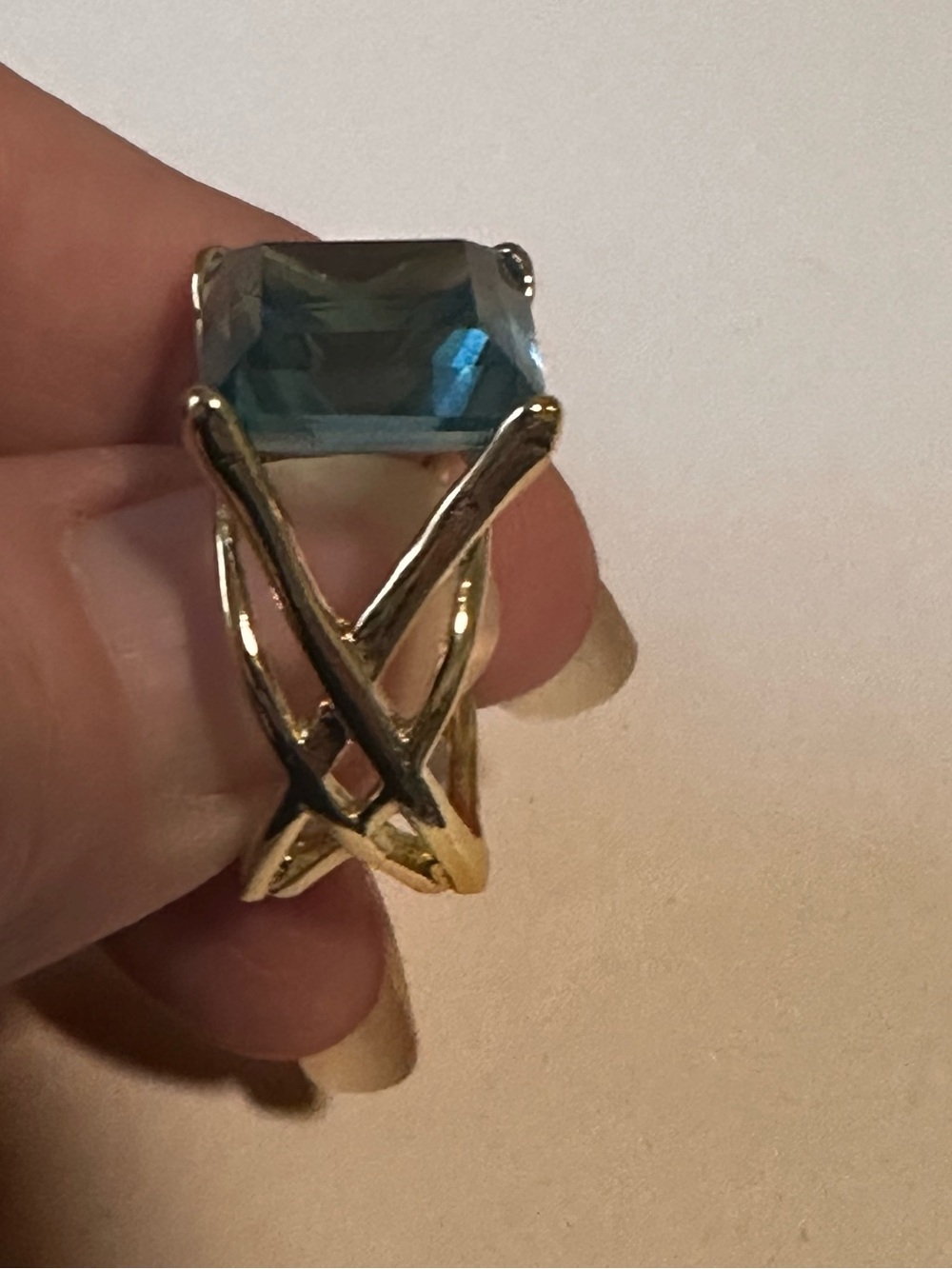 Fashion intricate Gold Ring with Blue Gemstone